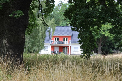 Das Ferienhaus vom Badesteg gesehen