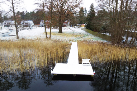 Blick vom See über den Steg zum Ferienhaus