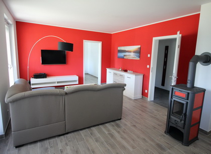 Das Wohnzimmer - Mit modernen Möbeln und großem Fernseher in der Ferienwohnung im Erdgeschoss